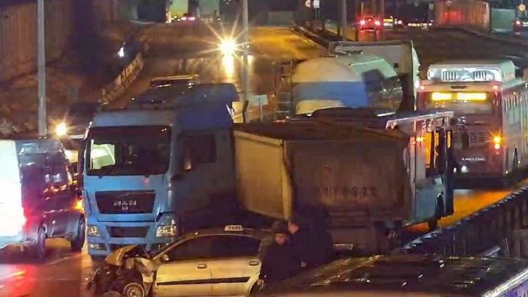 Kənar dairəvi yolda buzlaşma səbəbindən qəza oldu - Fotolar