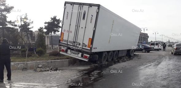 Qubada dairəni dönə bilməyən TIR qəza törətdi: Yaralı var - FOTO 