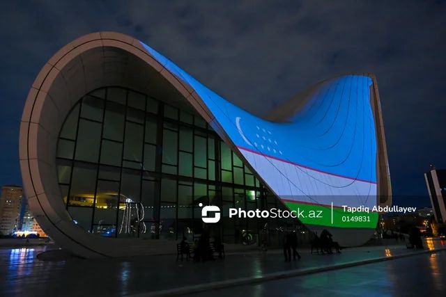 Heydər Əliyev Mərkəzinin binası üzərinə Özbəkistan bayrağı proyeksiya olunub - FOTO