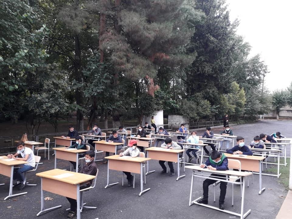 Azərbaycanda şagirdlər açıq havada imtahan verdi - FOTO