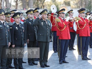 Müdafiə Nazirliyinin şəxsi heyəti İkinci Şəhidlər xiyabanını ziyarət edib - FOTOLAR