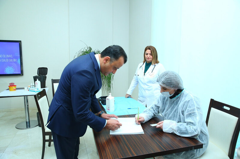 TƏBİB-in İcraçı direktoru qripə qarşı vaksin olundu - FOTO