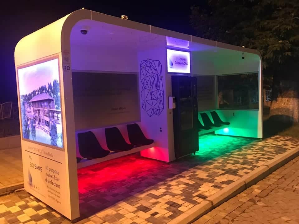 Azərbaycanda ilk dəfə pulsuz Wi-Fi və mini-barı olan dayanacaq quraşdırılıb - FOTO