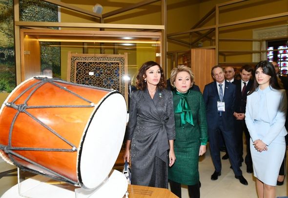 Mehriban Əliyeva Xalq Təsərrüfatı Nailiyyətləri Sərgisində "Azərbaycan" pavilyonunun açılışında - FOTO