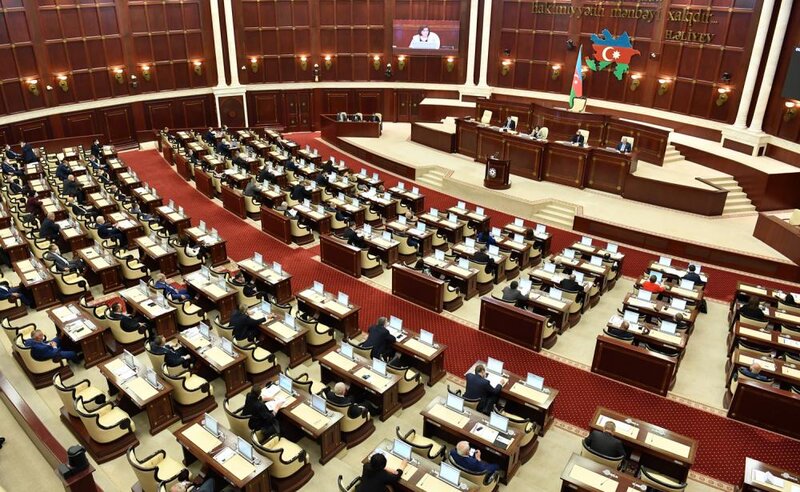Parlamentdən REPORTAJ: Polis saxlayan şəxs özünü deputatın bacısı oğlu kimi qələmə verib - FOTO