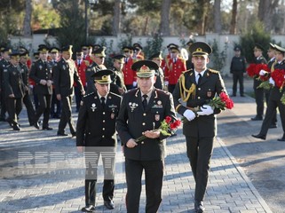Müdafiə Nazirliyinin şəxsi heyəti İkinci Şəhidlər xiyabanını ziyarət edib - FOTOLAR