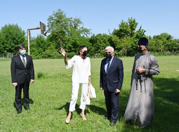 Prezident Qəbələnin Nic qəsəbəsində 1 saylı orta məktəbdə və Müqəddəs Yelisey adına Cotari kilsəsində olub