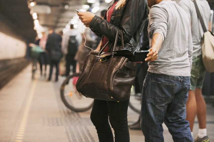 Metroda qadının telefonunu oğurladı