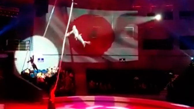Şou zamanı gimnast insanların gözü qarşısında hündürlükdən yıxıldı - VİDEO