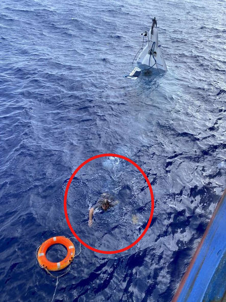 Gəmisi batmış şəxs iki gün okeanda köməksiz qaldı - FOTO