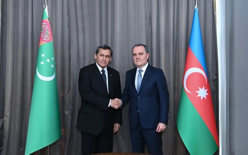 Ceyhun Bayramov türkmənistanlı həmkarı ilə müzakirə apardı
