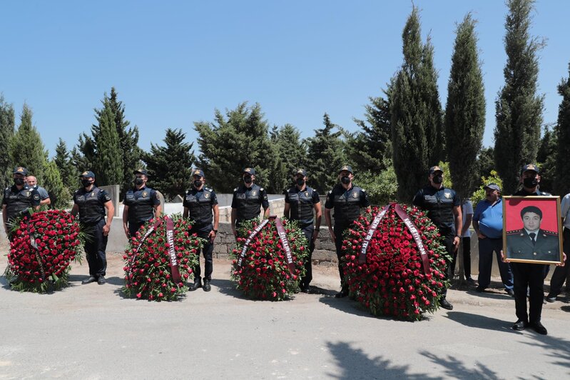 Vilayət Eyvazov vəfat edən polislə vida mərasimində - Foto