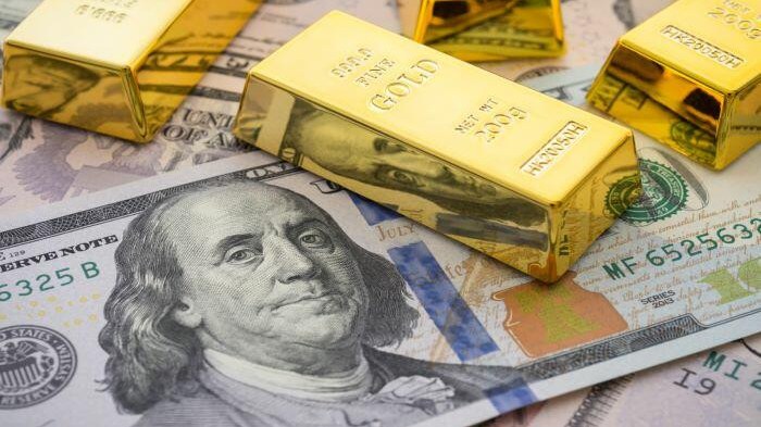 Məşhur iqtisadçı insanlara çağırış etdi: Dollar və qızılın qiyməti