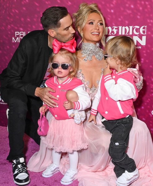 Peris Hilton ilk dəfə ailəsi ilə qırmızı xalçada - Fotolar