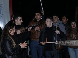 Xankəndi-Laçın yolunda aksiya iştirakçıları vətənpərvərlik ruhunda mahnılar ifa edirlər - FOTO