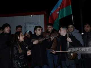 Xankəndi-Laçın yolunda aksiya iştirakçıları vətənpərvərlik ruhunda mahnılar ifa edirlər - FOTO