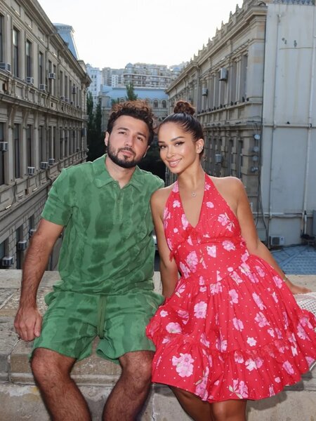 Azərbaycanlı iş adamı model xanımı ilə Bakıya gəldi