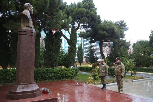 Azərbaycan ordusu Heydər Əliyevi vəfatının ildönümündə yad etdi- FOTO
