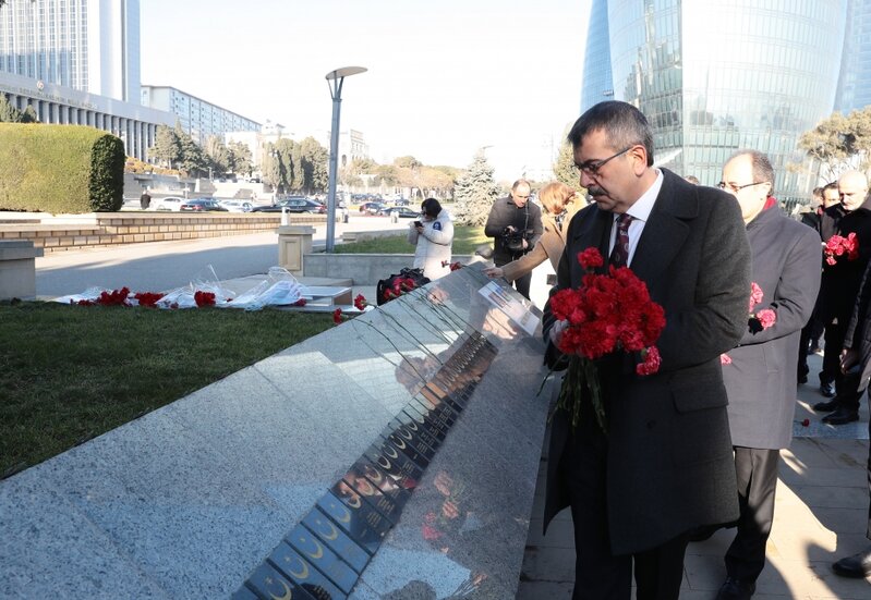 Türkiyəli nazir Şəhidlər xiyabanında - FOTOLAR
