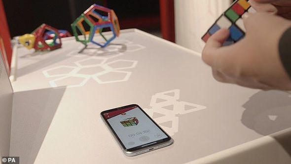 "Rubik kubu"nu cəmi 17 saniyəyə yığan gənc qalib gəldi - FOTO/VİDEO