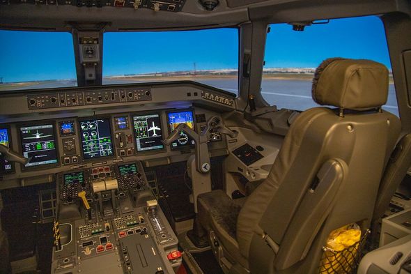 AZAL-ın Pilotların Hazırlığı Mərkəzində yeni müasir uçuş trenajoru quraşdırılıb - FOTO/VİDEO