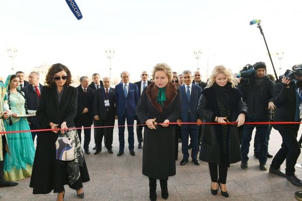 Mehriban Əliyeva Xalq Təsərrüfatı Nailiyyətləri Sərgisində "Azərbaycan" pavilyonunun açılışında - FOTO