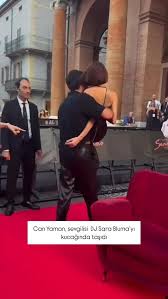 Can Yaman qırmızı xalıda DJ sevgilisi ilə - FOTO