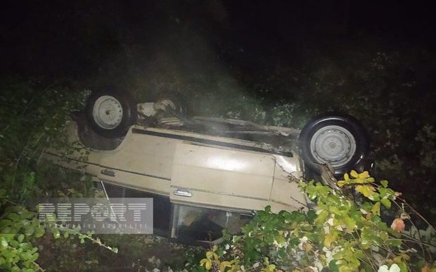 Azərbaycanda avtomobil körpüdən aşıb, xəsarət alanlar var - FOTO