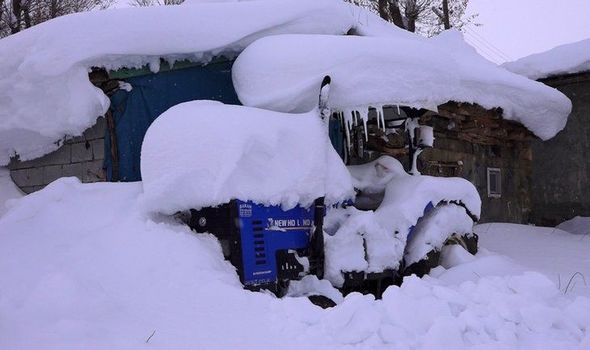 Türkiyədə kənd qarın atında qaldı: Evlərdən çıxmaq üçün tunel qazırlar - FOTO