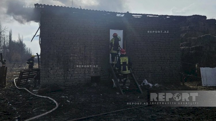 Kürdəmirdə ev yanaraq külə döndü