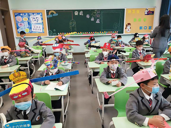Koronavirusdan müdafiə: Çində məktəbliləri qeyri-adi baş geyimi taxmağa məcbur edirlər - FOTO