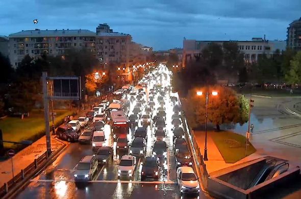 Yağış Bakının bəzi küçə və prospektlərində sıxlıq yaradıb, avtobuslar gecikir