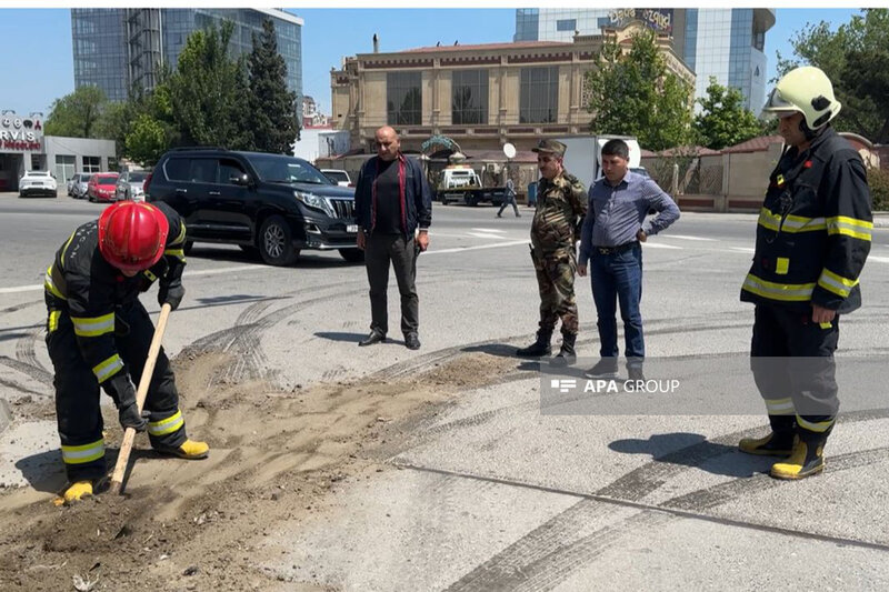 Sumqayıtda yola mənşəyi naməlum maddə dağılıb - FOTO
