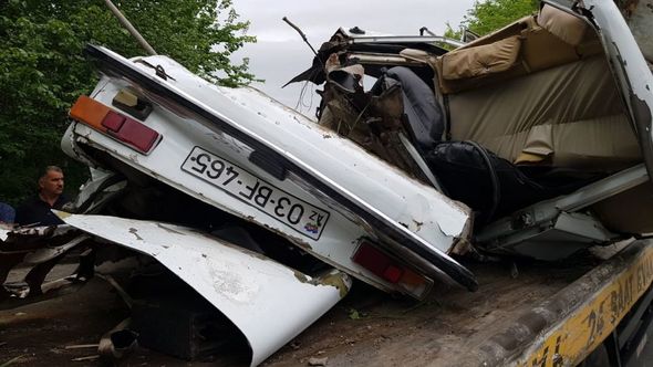 Ağdaşda qəzada maşın iki hissəyə bölündü, ölən var - FOTO