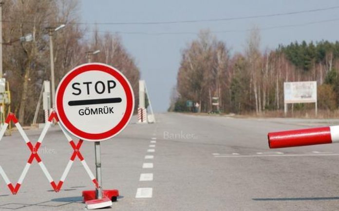 Avtomoilində qaçaq yolla araq və oyun konsolu keçirmək istəyən şəxs yaxalandı - FOTO 