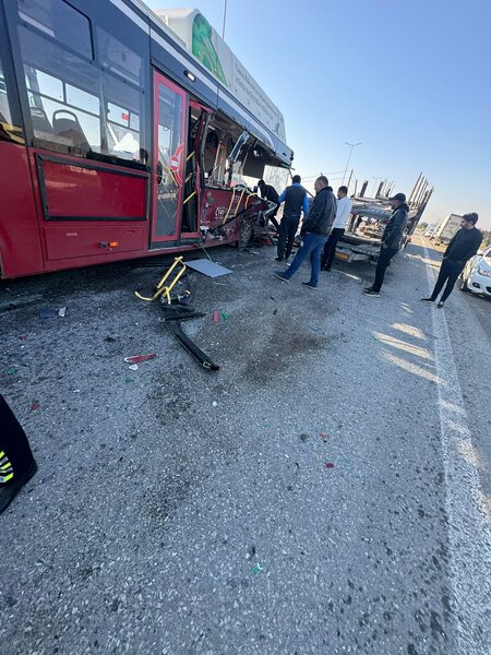 Bakıda avtobus tırla toqquşdu, ölən var - YENİLƏNİB+FOTO