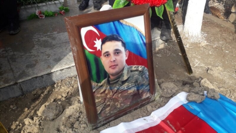 Murovdağ döyüşlərində itkin düşən şəhidimiz Kürdəmirdə dəfn olundu - FOTO