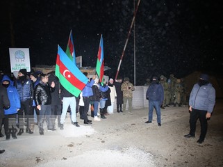 Xankəndi-Laçın yolunda etiraz aksiyası davam edir, şüarlar səsləndirilir - FOTO