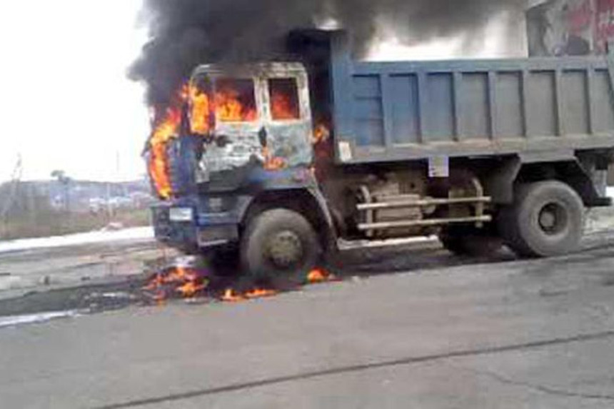 Bakıda "KamAZ" yandı