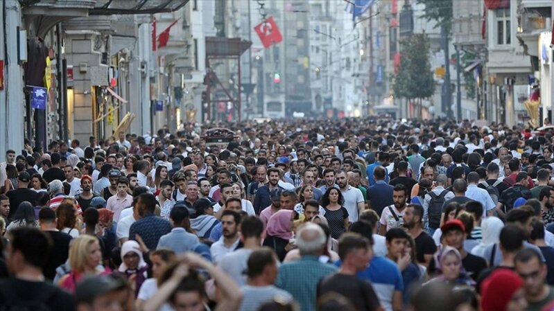 Çılpaq qadın küçədə insanlara hücum etdi – Hadisə anı kameralara düşdü - FOTOlar