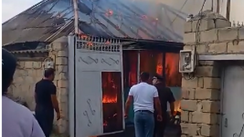 Yevlaxda üçotaqlı ev yandı