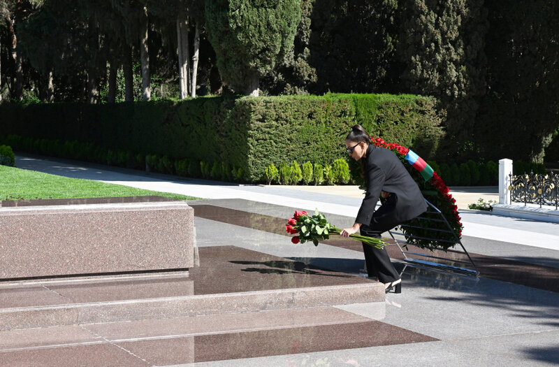 Prezident və birinci xanım Heydər Əliyevin məzarını ziyarət ediblər - FOTOLAR