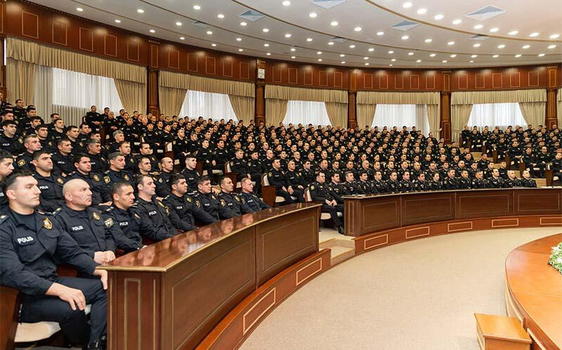 Vilayət Eyvazov polislərdən vətəndaşlarla nəzakətli davranmağı tələb edib