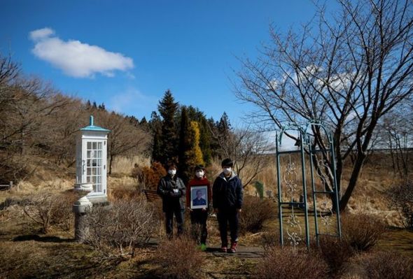 Ölən əzizləri ilə "danışmaq" üçün telefon köşkü tikdilər - FOTO