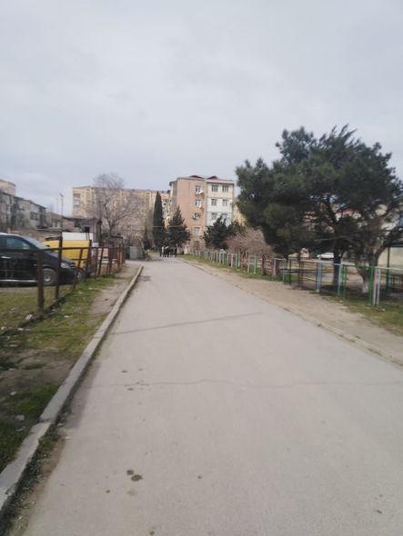 Güclü külək Sumqayıtda binanın bir neçə ay əvvəl təmir olunmuş damını uçurub – FOTO 