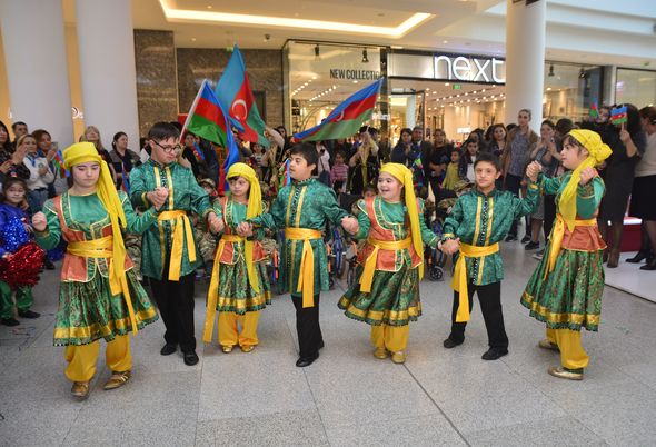 Daun sindromlu və serebral iflicli uşaqlardan Bayraq Günü fləşmobu - FOTO/VİDEO