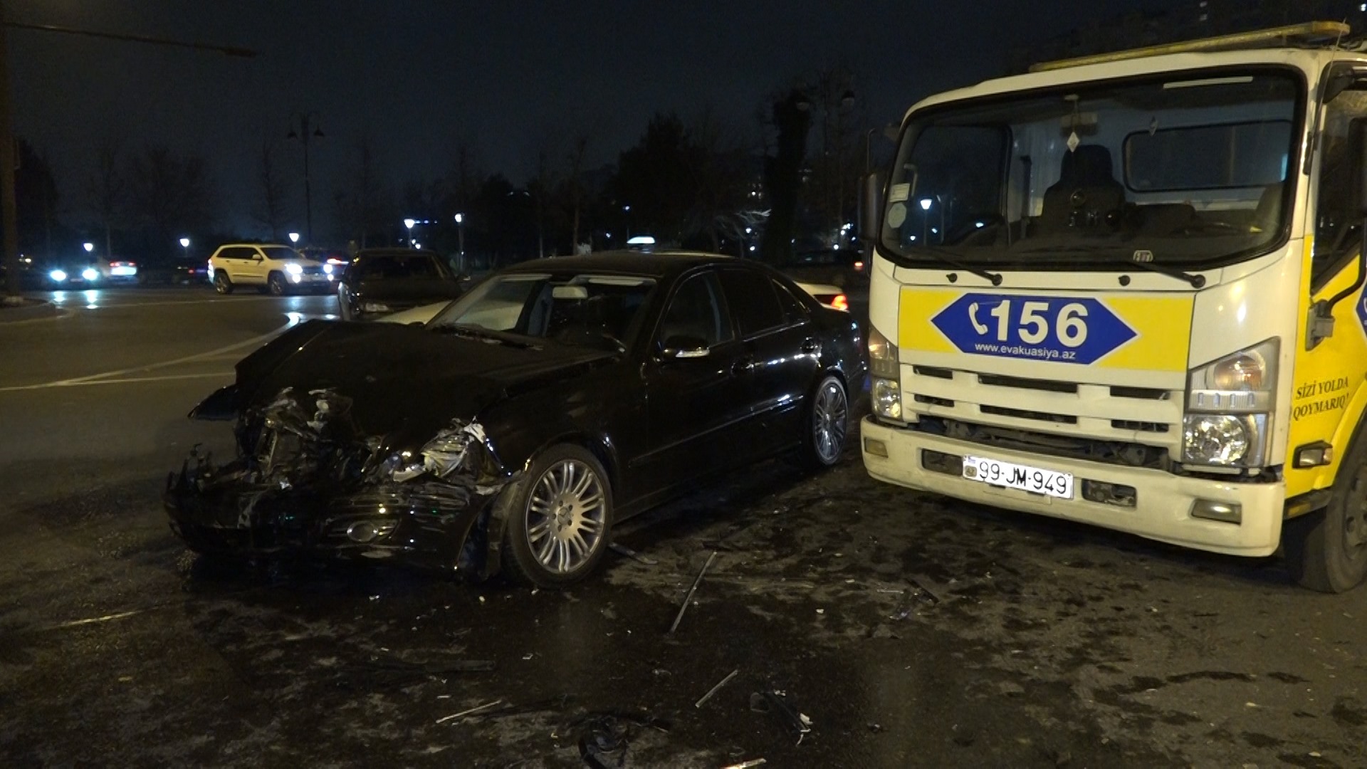 Dədə Qorqud parkı yaxınlığında iki "Mercedes" toqquşdu – VİDEO