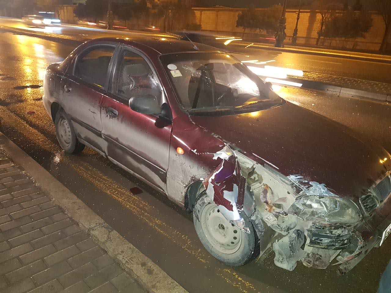 Bakıda 2 avtomobil toqquşub, yolda tıxac yaranıb - VİDEO/FOTO