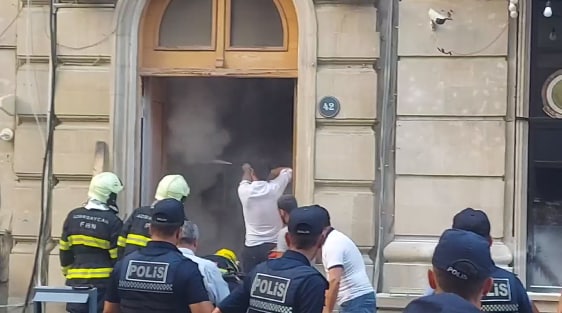 Bakıda yaşayış binasında yanğın başladı - VİDEO