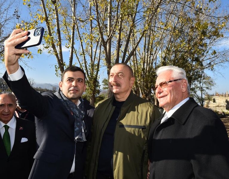 Prezident və birinci xanım VIII Qlobal Bakı Forumunun Şuşaya səfər edən iştirakçıları ilə söhbət ediblər - FOTOLAR